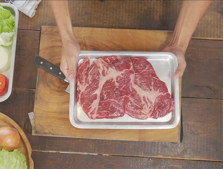 ででんっ! とお目見えしたのは600gの肩ロース肉。