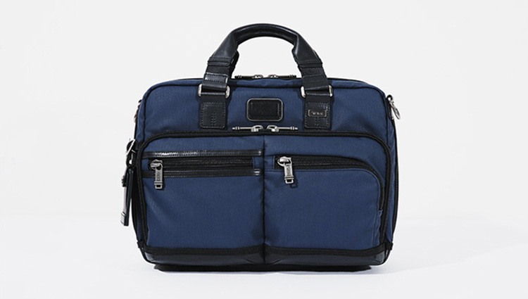 ネイビー×オーバースペック＝魅力∞」。定番バッグを感動モノにする
