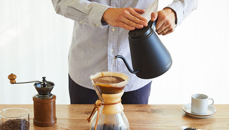 トップバリスタ監修の電気ケトルで、コーヒーがもっと美味くなる！