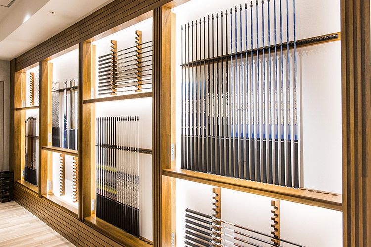 多種多様なシャフトが展示されているGDO Golfers LINKS HANEDAのラウンジ
