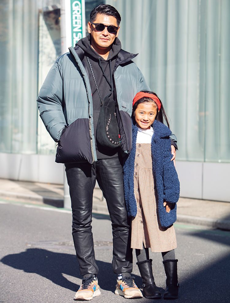 ダウンジャケット／ヴァイナル アーカイブ×マーモット、パーカ／オーラリー、パンツ／ノンネイティブ、スニーカー／キス×ノンネイティブ×ニューバランス、バッグ／ゴローズ、サングラス／オークリー