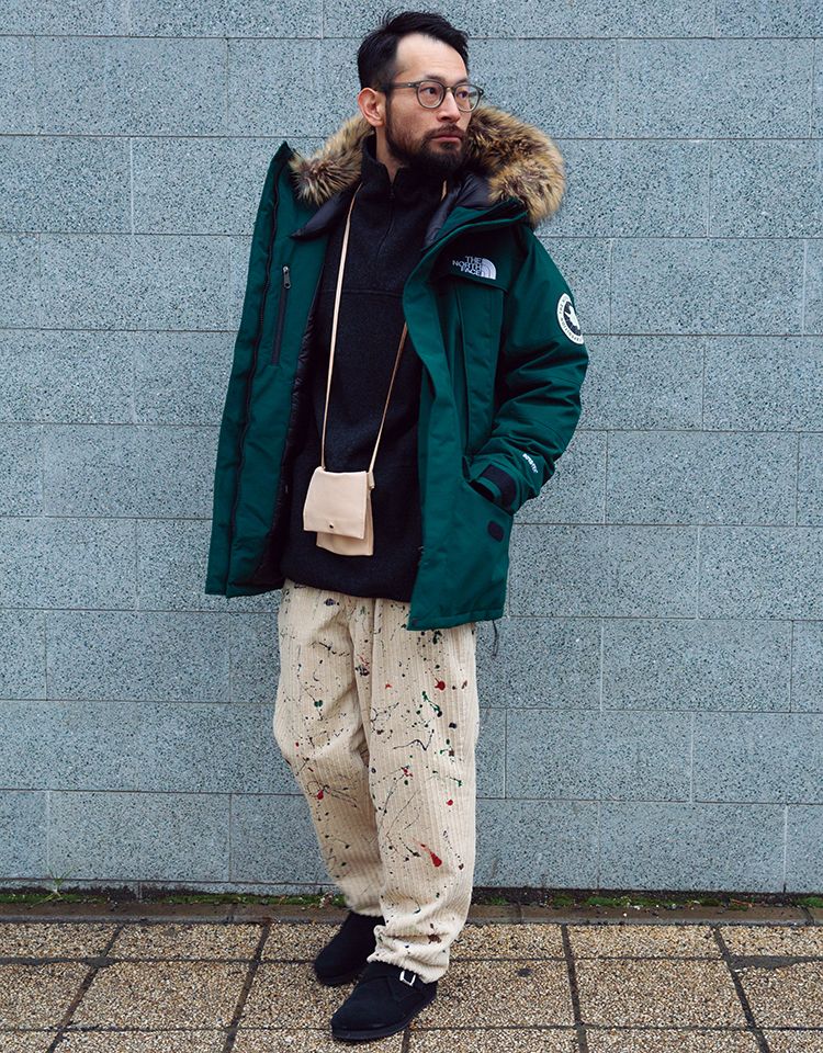 ダウンジャケット／ザ・ノース・フェイス、インナー／コモリ、パンツ／ニート、靴／アンユーズド、バッグ／ホーボー、メガネ／モスコット