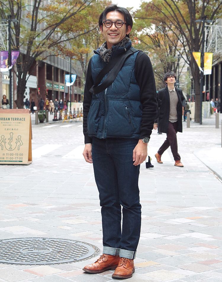 ダウンベスト／スノーピーク、ニット／ユニクロ、デニム／イッシン、靴／トリッカーズ