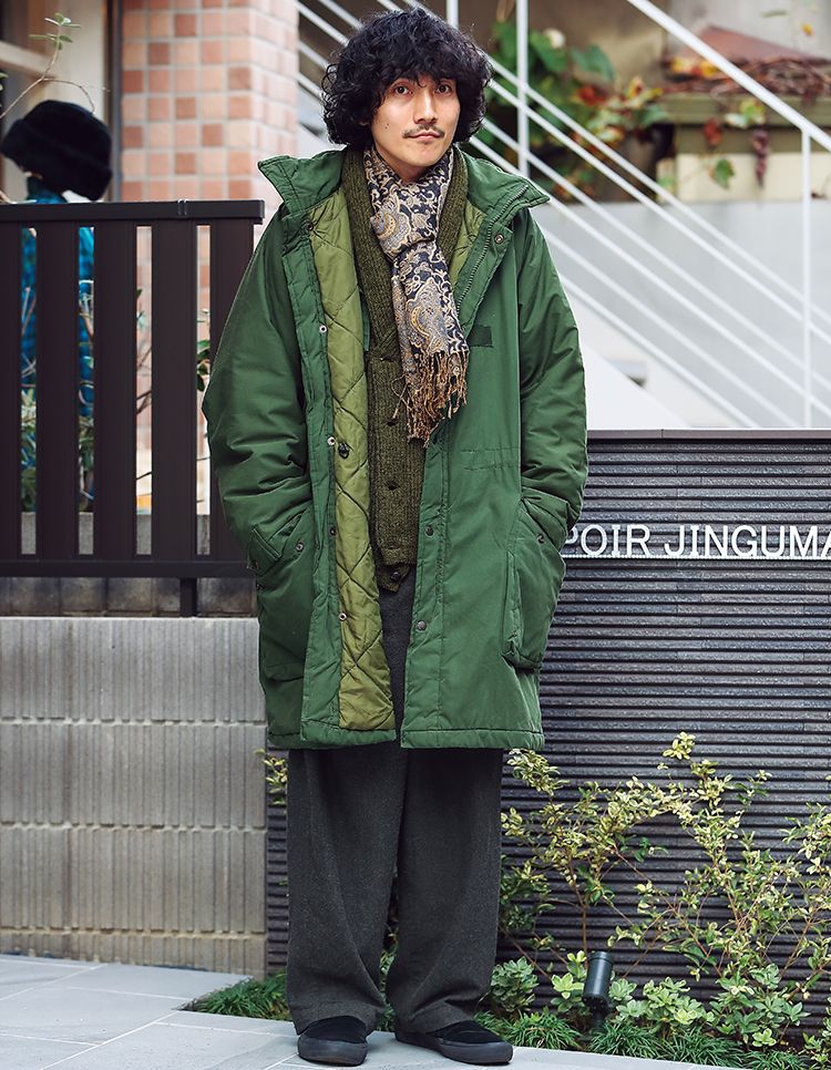 パンツ／ピンプスティック、コート、ニット、ストール／すべて古着、スニーカー／ヴァンズ