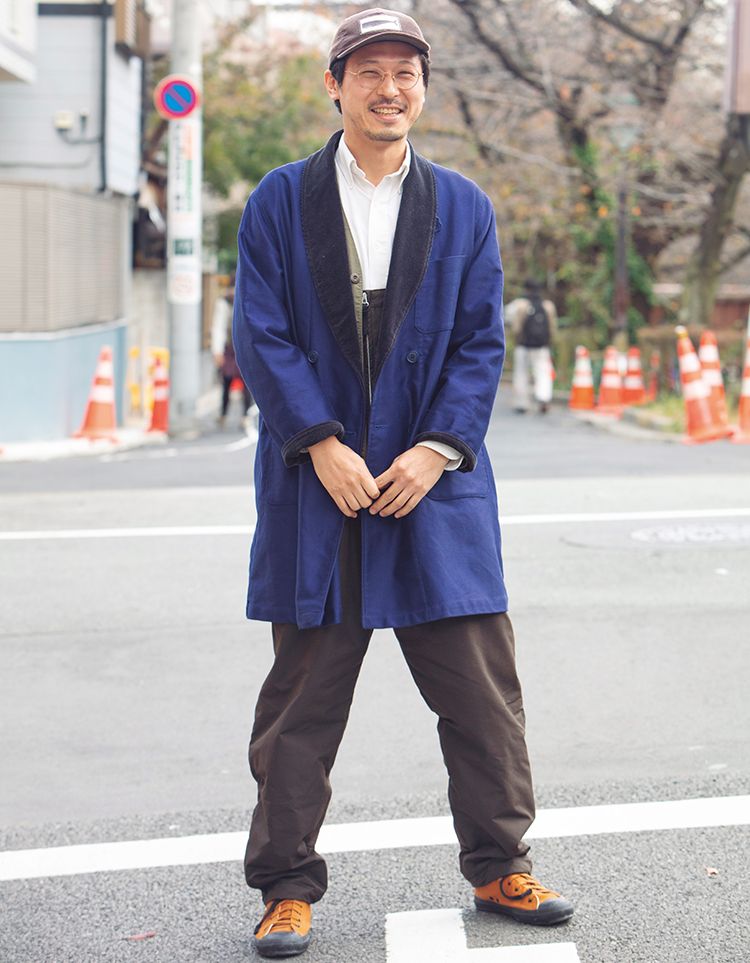 パンツ、コート／ともにキャプテン サンシャイン、シャツ／ノーブランド、スニーカー／ムーンスター、メガネ／クレイトン フランクリン、キャップ／モラスク