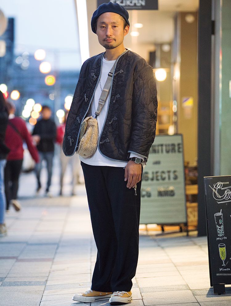 パンツ／イエスタデイズ トゥモロウ、ジャケット／フレイフレイ、スニーカー／コンバース、バッグ／古着