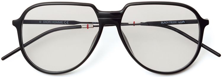 ディオール オムの放つビッグシェイプメガネは、細リムだから意外にも馴染みやすい。