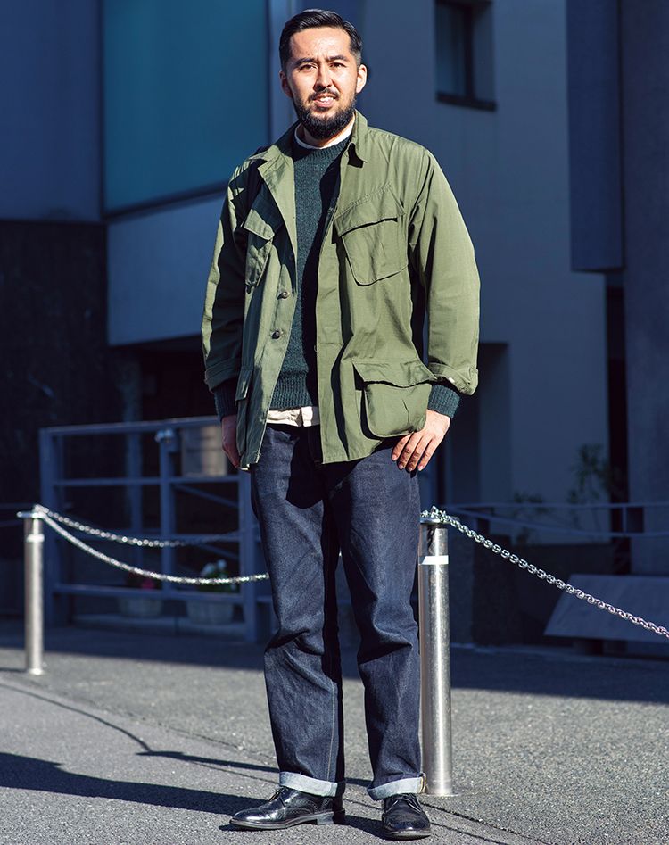 カジュアルだけど、足元にリーガルの革靴を持ってくることで、大人の色気をオン。