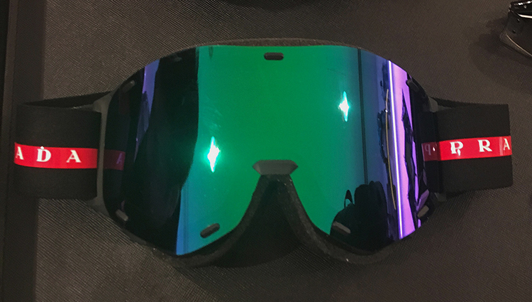 ゲレンデの女神も振り向くプラダのスキーゴーグル発見！ 