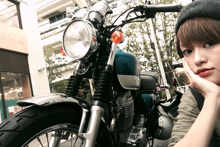 バイクと看板娘