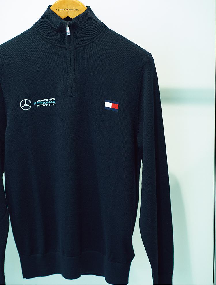 「トミー ヒルフィガー」×「メルセデス・ベンツ」のハーフジップセーター