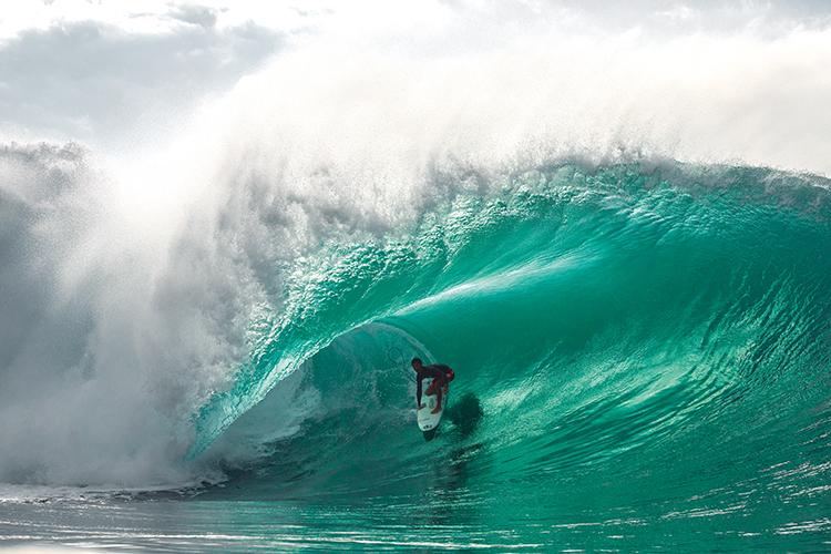 松岡慧斗は1990年、宮城県生まれのプロサーファーであり日本を代表するビッグウェーバー