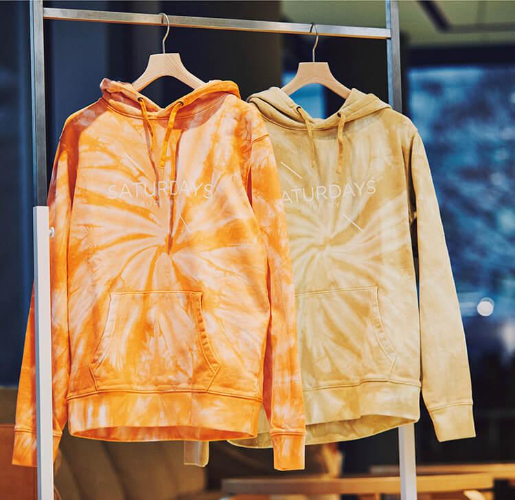 「サタデーズ ニューヨーク シティ」×「ビームス」のパーカ