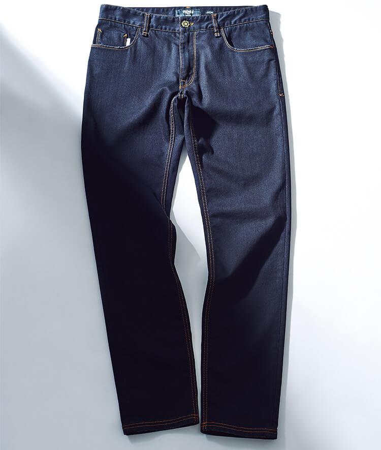 パッと見はスリムフィットの上質なブラックデニム／フェンディ