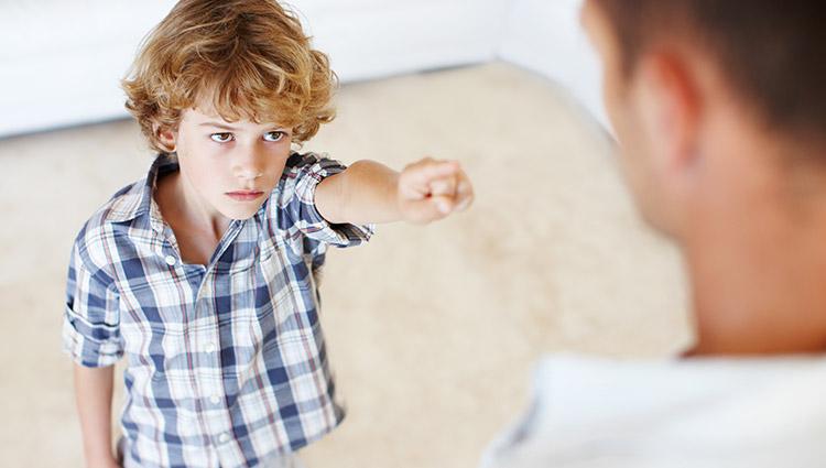 父親を指差す子供