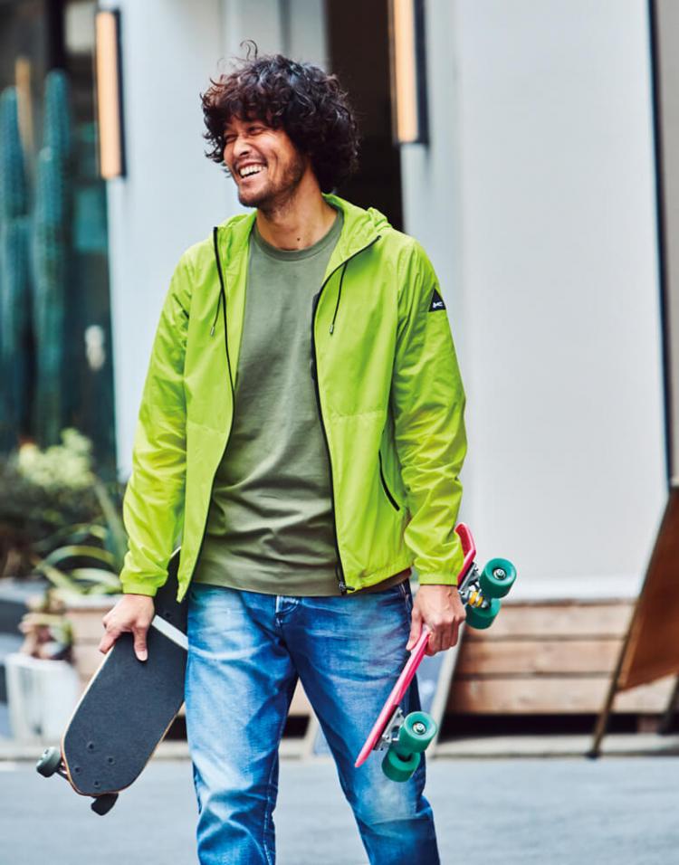 機能性もカラーも申し分ない、リップストップ製のデンハムのパーカ、Tシャツとデニムと一緒に