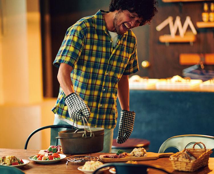 服はすっかり体に馴染んだお気に入りのマドラスチェックのシャツとデニム。