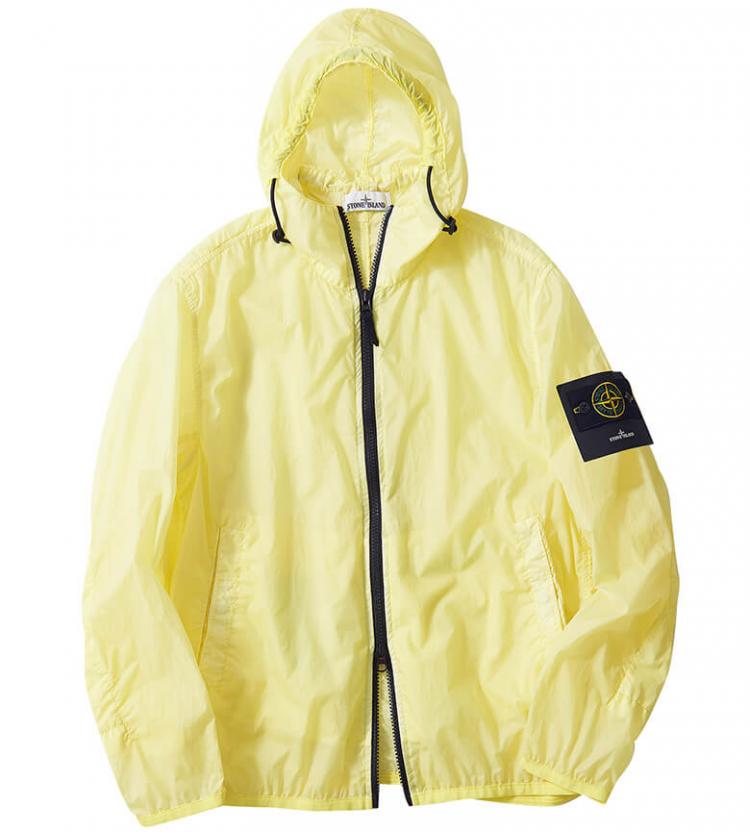 超軽量のナイロンブルゾン。