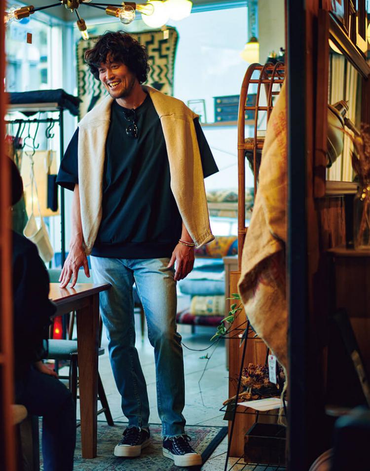 この日のトップスは袖の取り外しができ、半袖になるカットソーにニットを肩掛け。