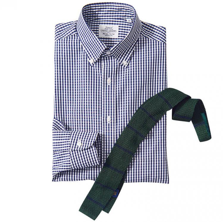 クラシックなネイビーのギンガムチェックBDシャツとグリーンのニットタイ。