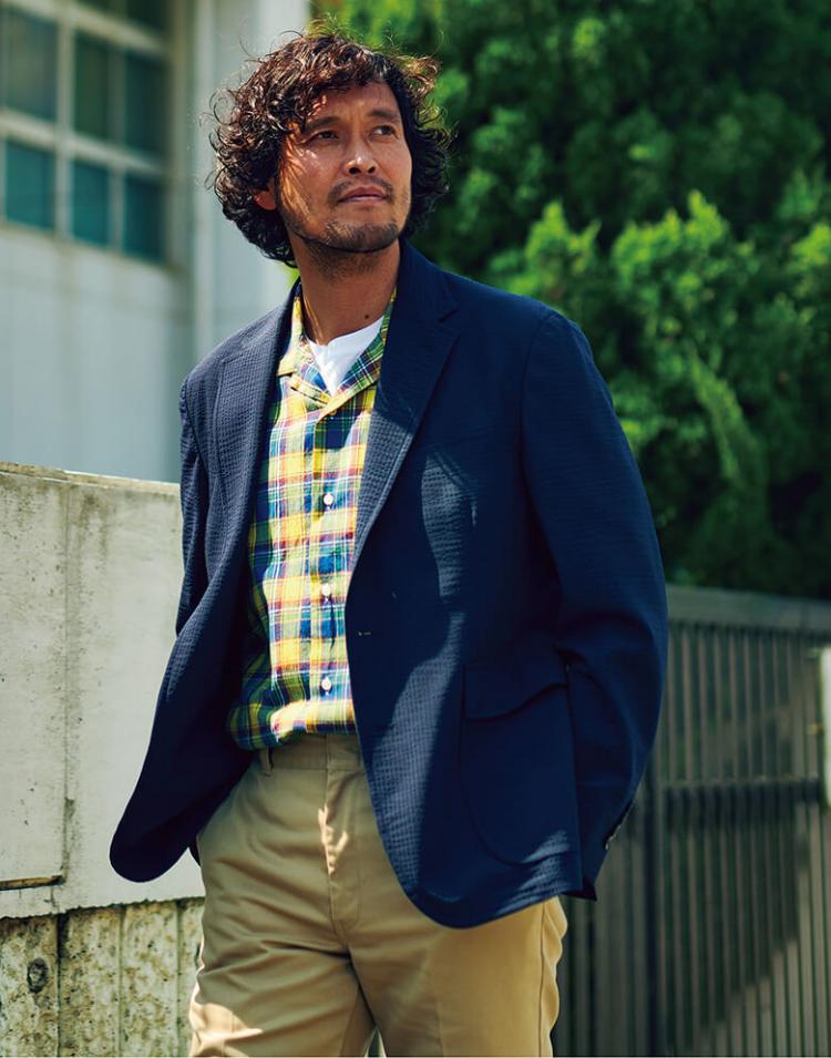 堅苦しい印象にならないようシアサッカーのジャケットやオープンカラーのチェックシャツで初夏らしいヌケ感を演出しているのがこだわりだ。