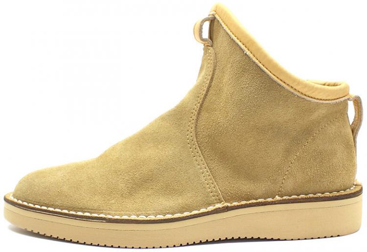 SWIFT MID 2 SUEDE　大きくラウンドさせたトップラインが特徴のスイフト。アッパーから独立させたトップライン手前の引っ張りで着脱がよりスムーズに。／RFW