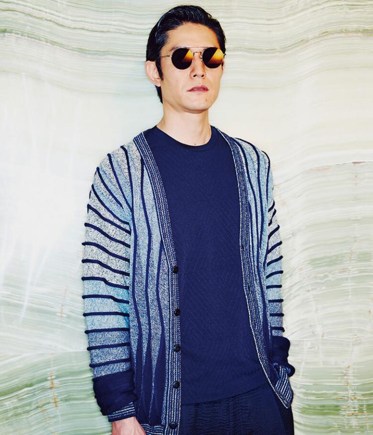 濃度も太さも異なる青と白のウール糸を使ったカーディガン／ジョルジオ アルマーニ