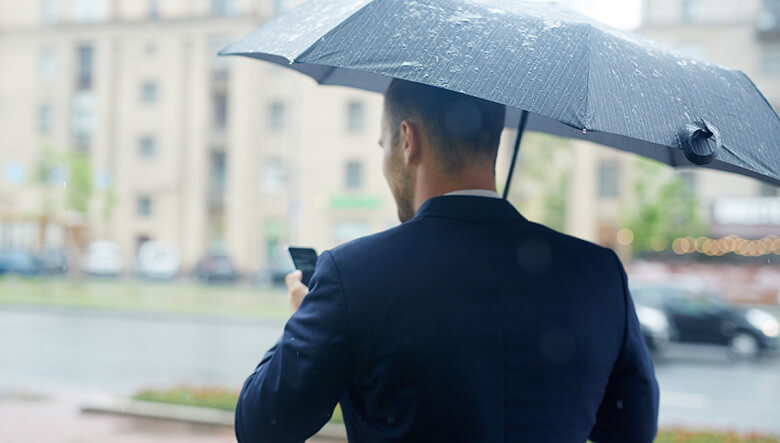 雨の日のビジネスマン