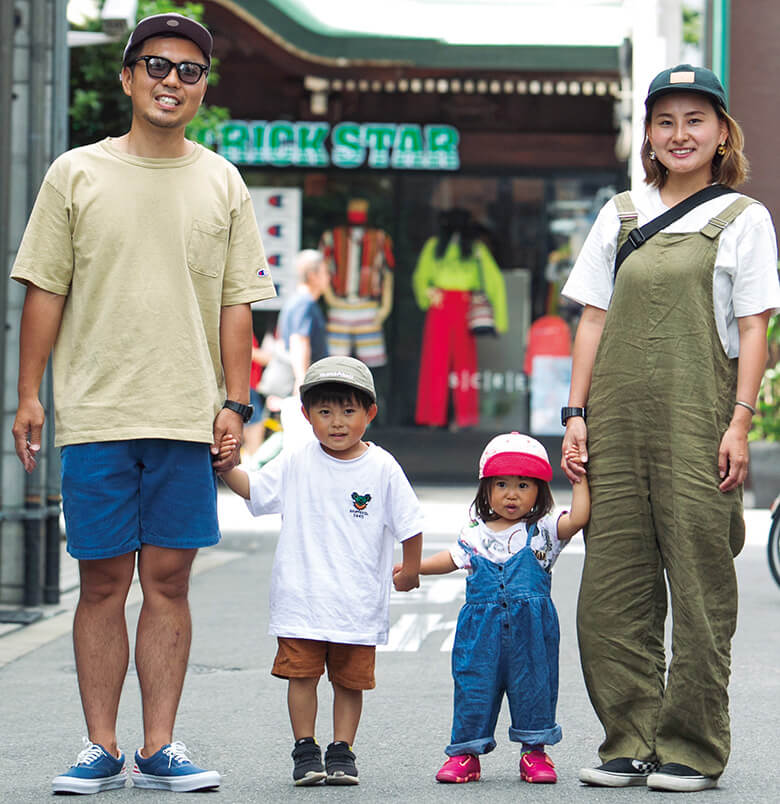 家族でアースカラーやデニムブルーをリンクさせて楽しむ。なんて理想的なファミリーコーデ！ お揃いじゃなくても家族の絆は表れるのだ！