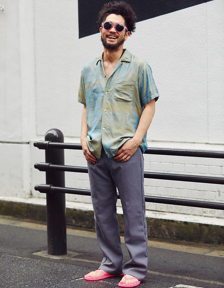 ピンクのサングラスにビーサンが自身のキャラクターにドンズバでマッチ！ ファッションを楽しむってこういうことでもあるんだよな、と再認識。