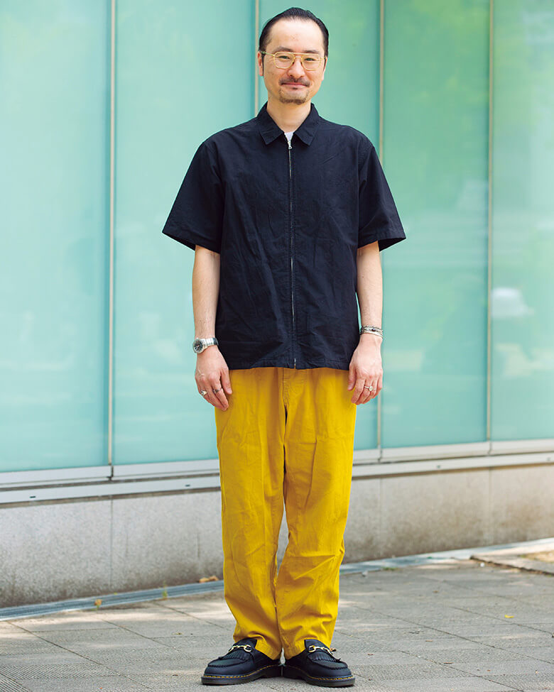 ビットローファー風のマーチンのコラボものと、マスタードカラーのパンツで下半身にポイントを作った装い。ラフだけど、どこか上品さが溢れる。