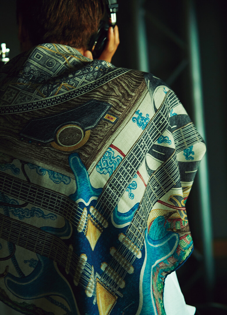 「ラジオエルメス」からは、たくさんの音楽が届けられる予定だが、今季コレクションにも音楽にまつわるデザインは豊富。定番のスカーフにも。／エルメス