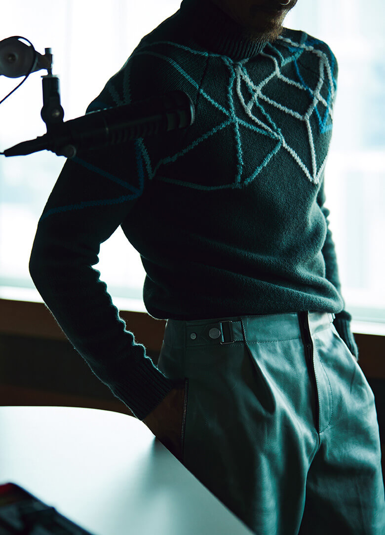 サイドアジャスター付きのレザーパンツに、カシミヤのニットをタックイン。／エルメス