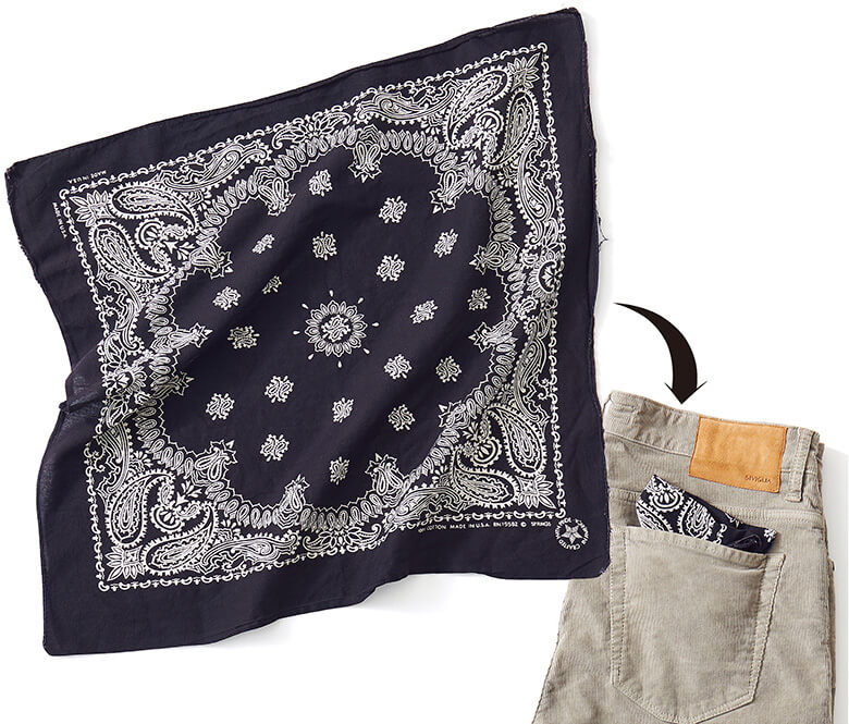 ヒップポケットに入れたハンカチ変わりのバンダナは、男らしいアクセントにして、エチケットでもある。