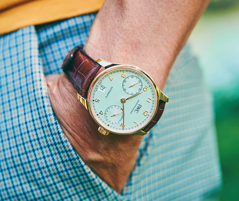 ロンTのカジュアルさには、スポーティなクロノグラフが好相性。