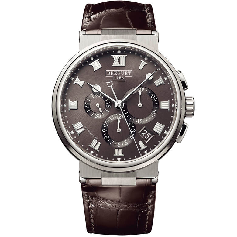 スレートグレーの文字盤は品性を漂わせ、整然と配置されたクロノグラフがスポーティな印象に。／ブレゲ