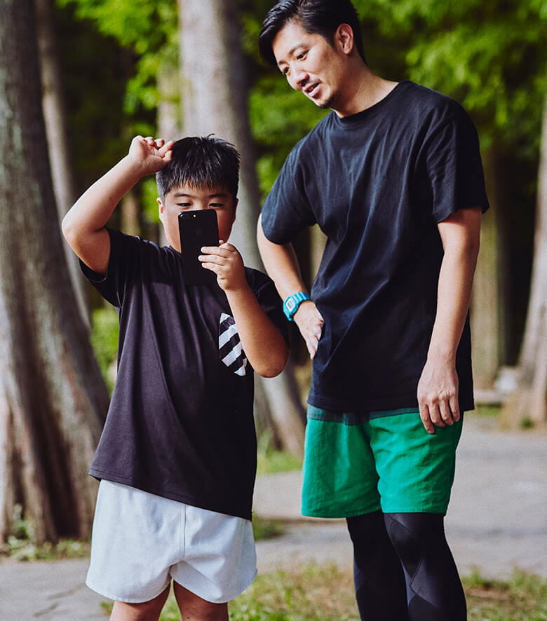 モンスターボールを投げてポケモンを捕獲するのは、颯太くんの役目。