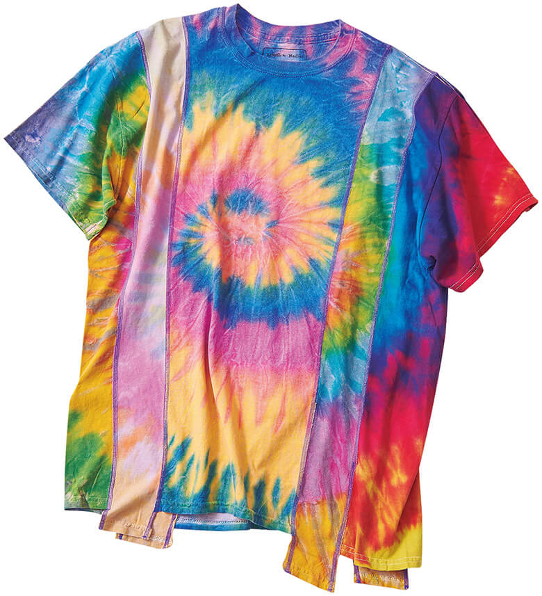 さまざまなTシャツをタイダイ染めしたあと解体、そこから1枚のTシャツに仕上げていく。