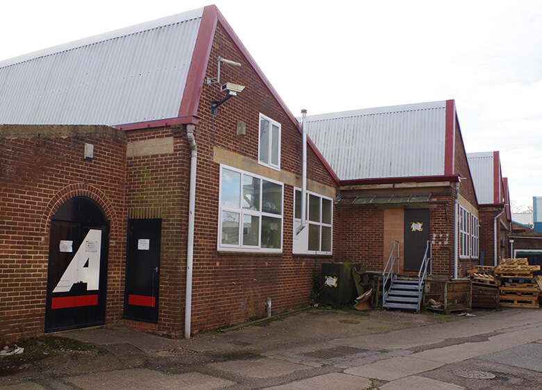 古いレンガ造りの建物に歴史を感じるアークエアーのファクトリー兼オフィス。ロンドン郊外にある。現在、この向かいに新たな工場を建設中。