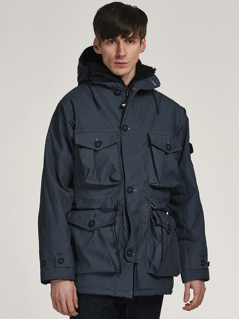 ブランドの代表モデル「ビスタアーバン」。いわゆるフィールドジャケットだが端正な顔つき。／アークエアー
