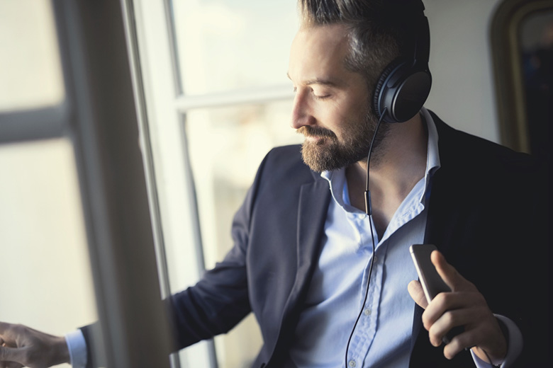スマホで音楽を聴く男
