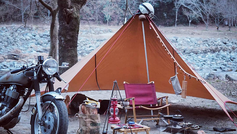 ソロで旅するバイクキャンプ。「最小限のギアで最大級の満足を」