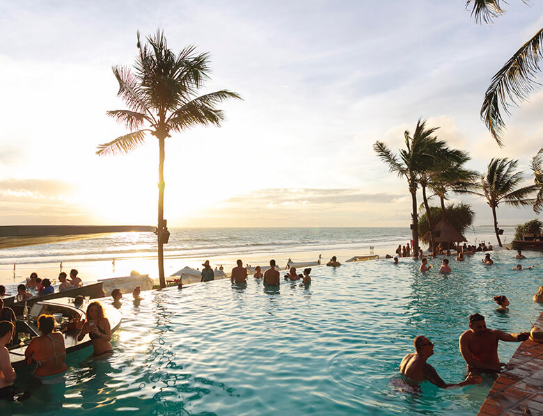 インド洋が広がり、開放感に浸れるバリ島のビーチサイドには、プールやレストラン＆バー、DJブースなどがある複合施設の「ビーチクラブ」（写真）が点在。