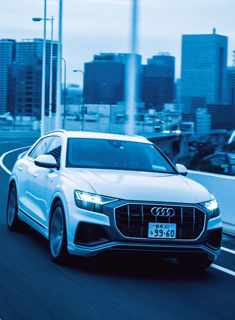 だからアウディQ8も見るべきは車体の後部。優雅な弧を描く背中のラインから、キュッと引き締まったお尻にかけての造形だ。
