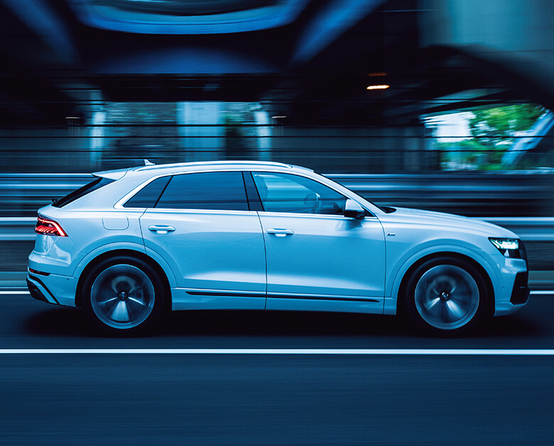 アウディにはふたつのフラッグシップSUVがある。ひとつはQ7。タフで男らしい見た目のザ・SUVといったスタイルだ。