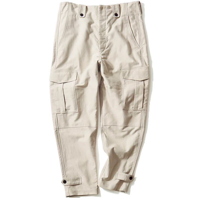 裾からワタリにかけてテーパードさせ、美しいシルエットと肌触りのいいコットンが特徴だ。