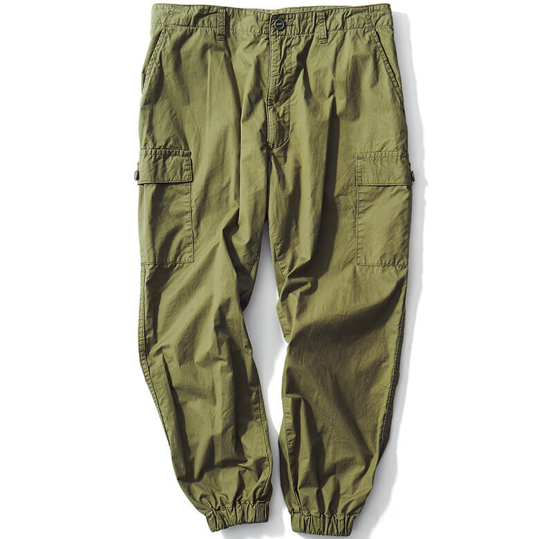 裾を絞ったジョガータイプのシルエットが新鮮なカーゴ。両側面にマチのないカーゴポケットを配したフラットな仕立てが特徴だ。