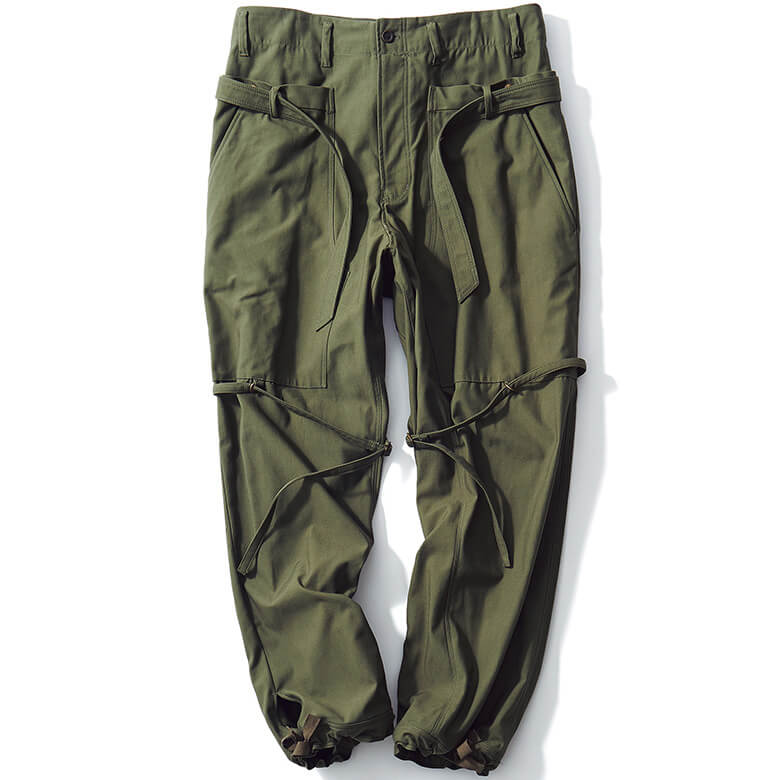 コットンに30％ナイロンを混紡したバックサテン仕様。別のパンツを接ぎ合わせたようなパッチポケットのディテールがポイント。