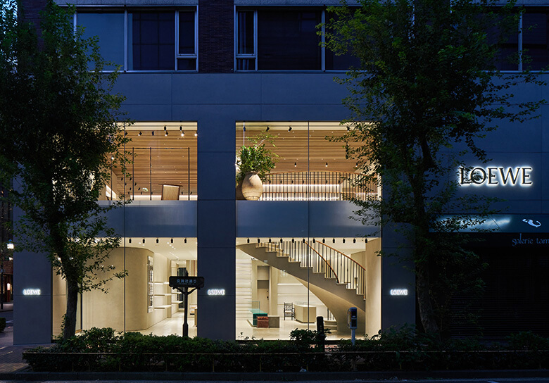 ロエベといえば、創業155年のスペインの名門ブランド。2014年からはジョナサン・アンダーソンがクリエイティブ ディレクターに就任し、その歴史と未来をつなぐクリエイションは常に話題を集めている。