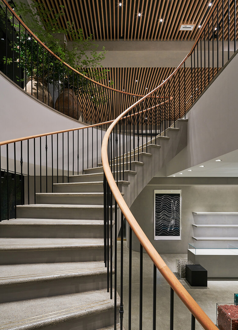 天井には木が貼られている。奥に見えるのは、ドイツのアンドレア・ビュットネルによる木版画。